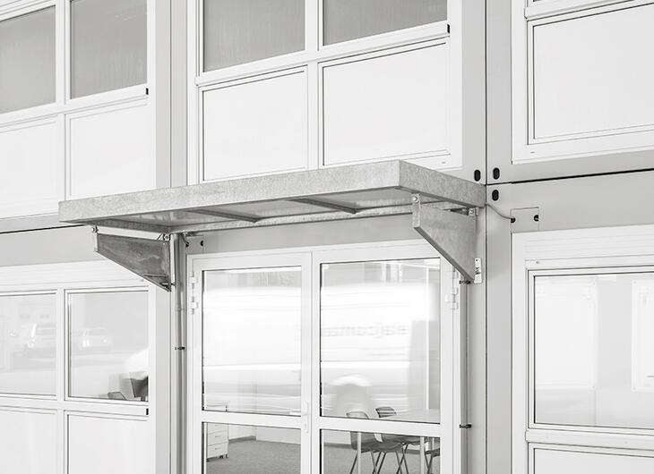 Skärmtak vid entré