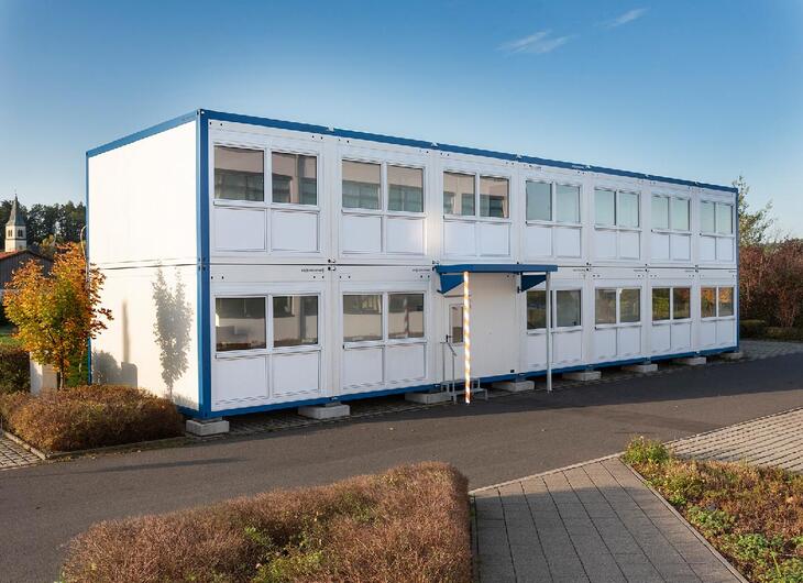 Vita kontorsmoduler med blå ram