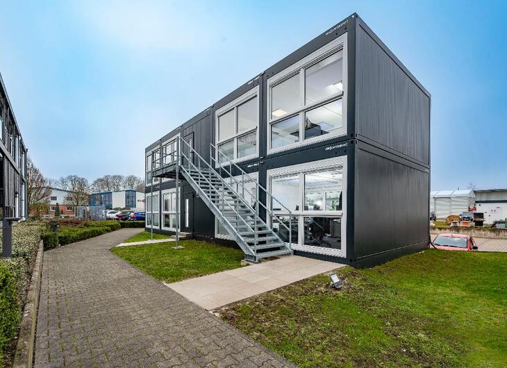 Kontorsanläggning med utvändig trappa