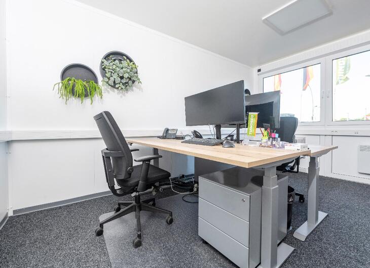 Snyggt inrett kontor med golvmatta