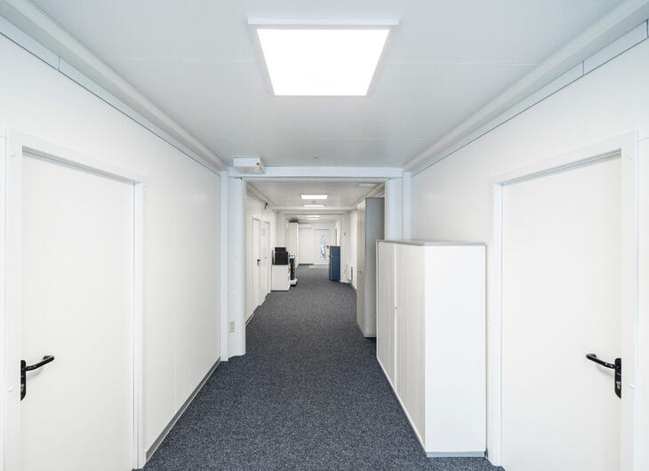 Kontorsmoduler med invändig korridor