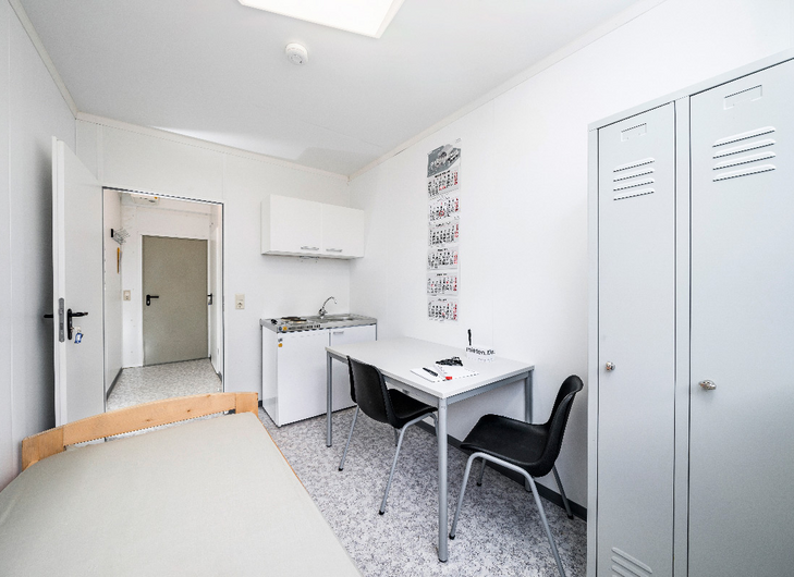 Rum i modulby med säng, skåp, pentry och bord