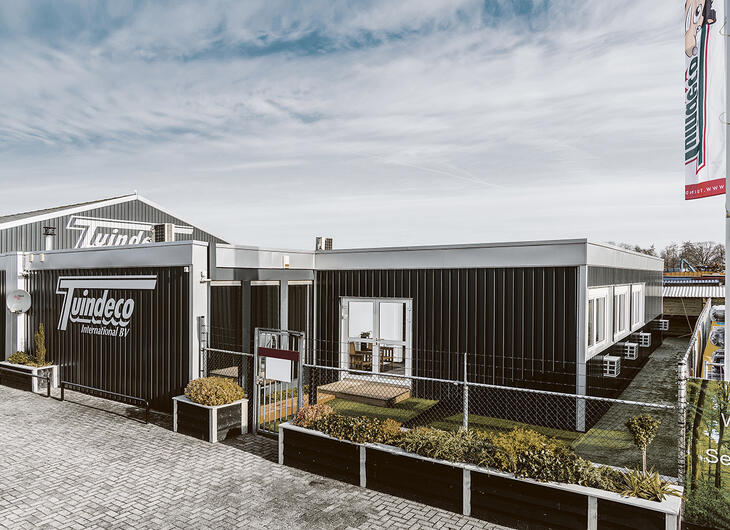 Svarta moduler med vit ram, och vit text på sidan