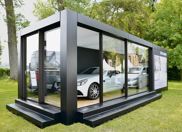 Showroom med glasväggar för fordon