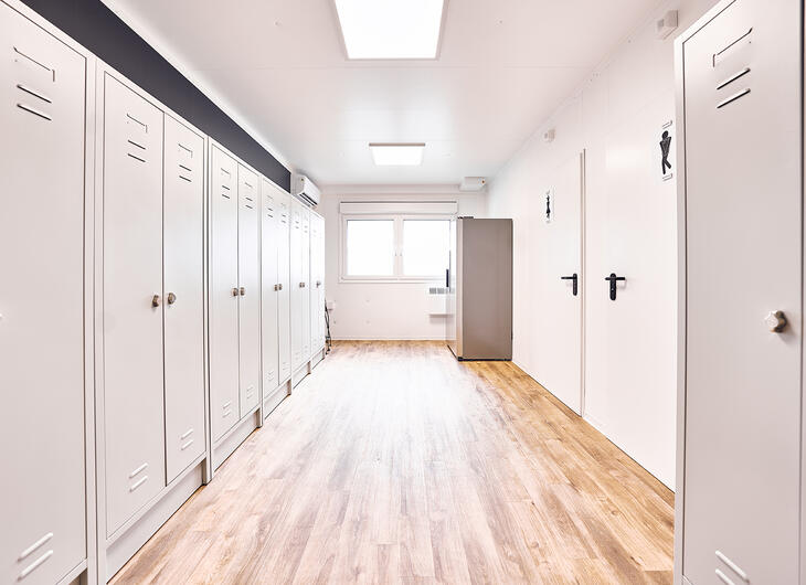 Mobila omklädningsrum med ljusa skåp