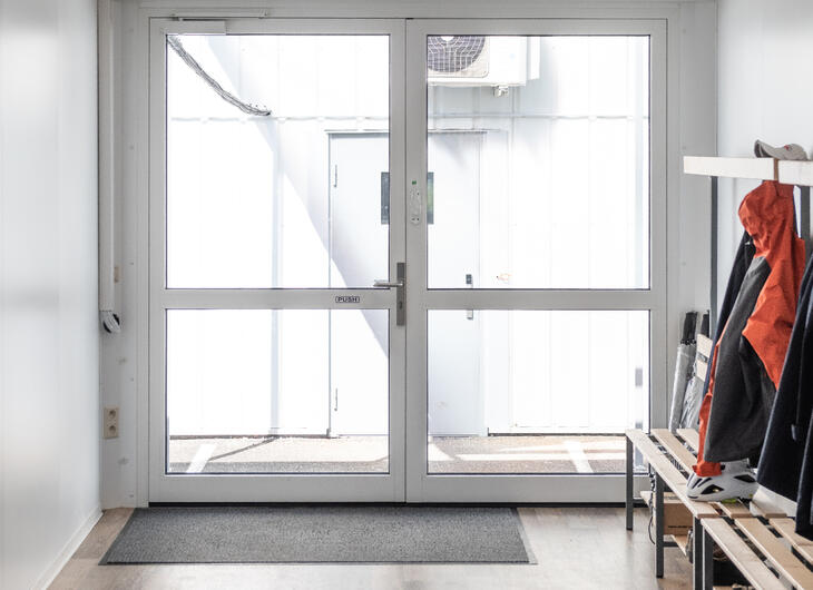 Kapprum med stora glasdörrar ut Kapprum med stora glasdörrar ut