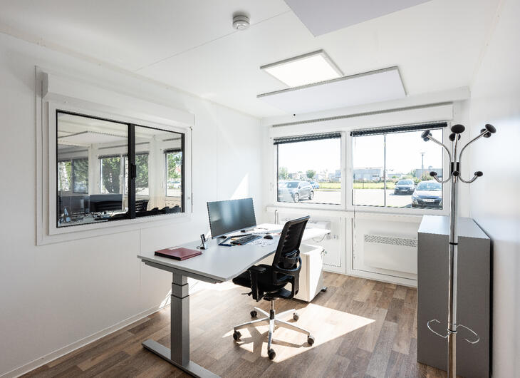 Enskilt arbetsrum med fönster in till övriga arbetsplatser Enskilt arbetsrum med fönster in till övriga arbetsplatser