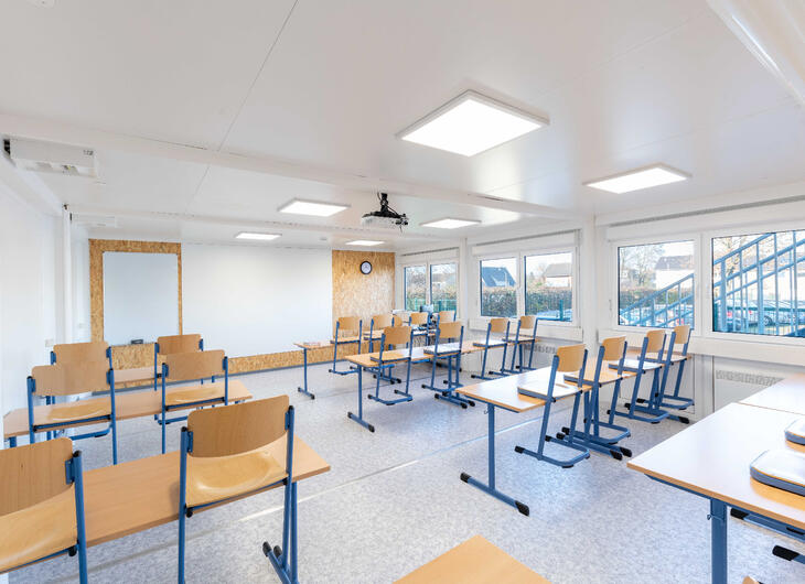 Klassrum med stolarna upphängda på borden Klassrum med stolarna upphängda på borden