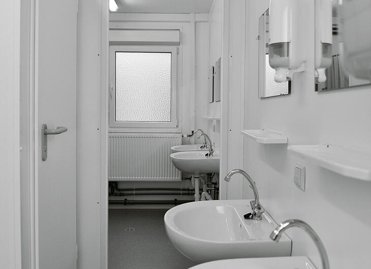 Sanitetsmodul med toalettbås, handfat, speglar och tvåldispenser Sanitetsmodul med toalettbås, handfat, speglar och tvåldispenser