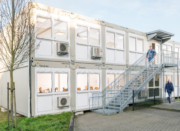 Undervisningslokaler i två våningar med utvändig trappa Undervisningslokaler i två våningar med utvändig trappa