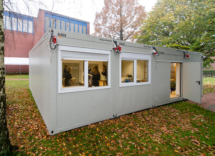 Liten skolanläggning med fönster och öppen dörr Liten skolanläggning med fönster och öppen dörr