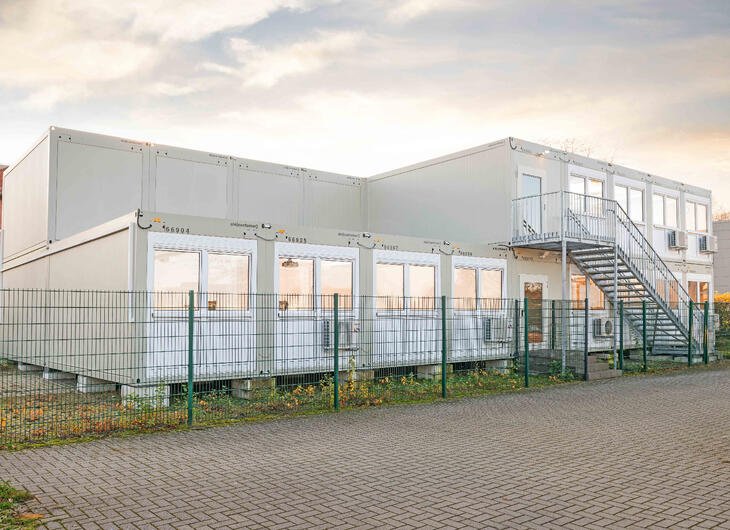 Modulskola med staket runt om Modulskola med staket runt om