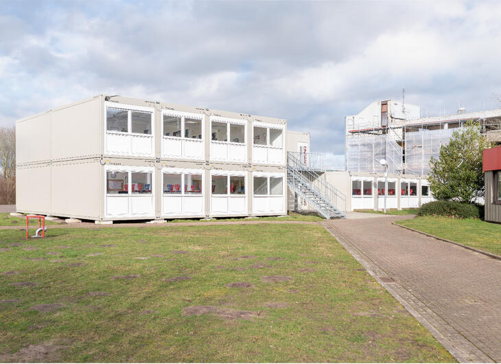 Stor skolanläggning i ett och två plan med utvändig trappa Stor skolanläggning i ett och två plan med utvändig trappa