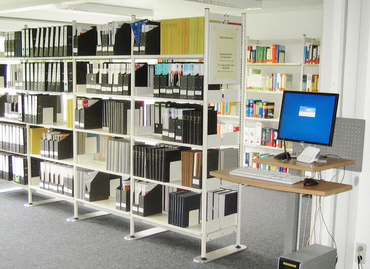 Bibliotek med arbetshörna Bibliotek med arbetshörna