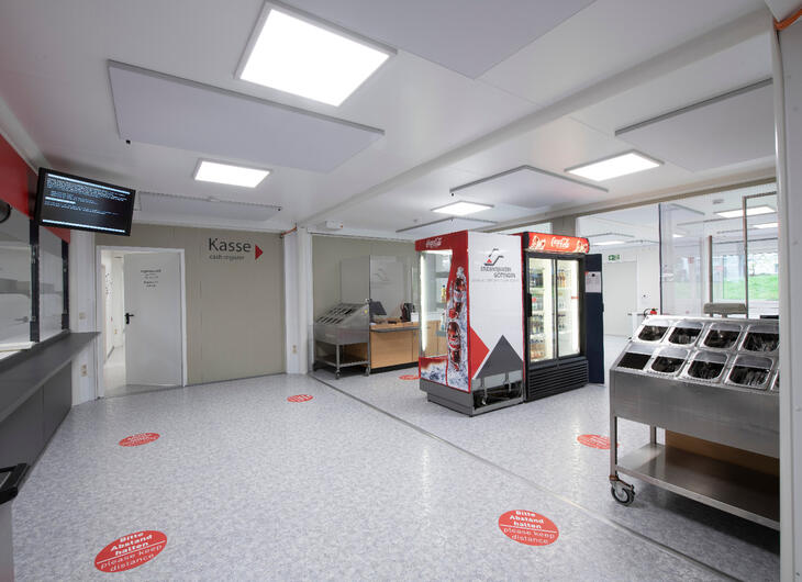 Andra delen av matsalen med behållare för bestick och dryckeskyl Andra delen av matsalen med behållare för bestick och dryckeskyl