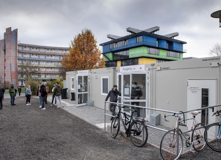 Utsidan av matsalen bestående av moduler Utsidan av matsalen bestående av moduler