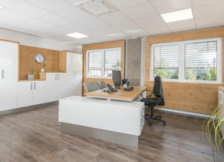 Lärarrum med skrivbord och stolar Lärarrum med skrivbord och stolar