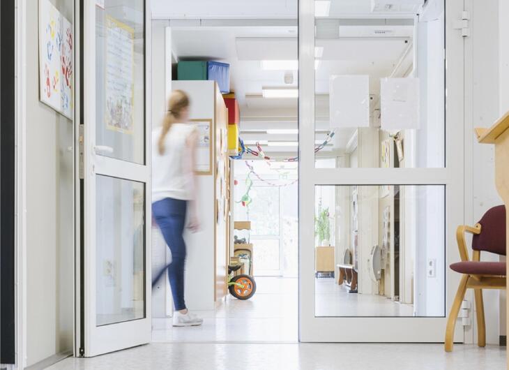 Skolkorridor med glasdörrar och mycket ljusinsläpp Skolkorridor med glasdörrar och mycket ljusinsläpp