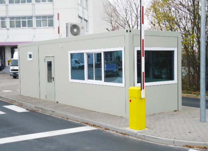 Säkerhetskur vid infarten till ett industriområde