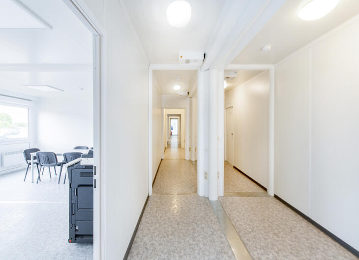 Mötesrum med korridor bredvid