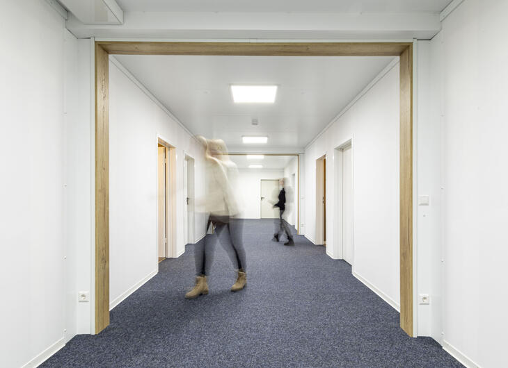 Inredd korridor med matta och designade träelement