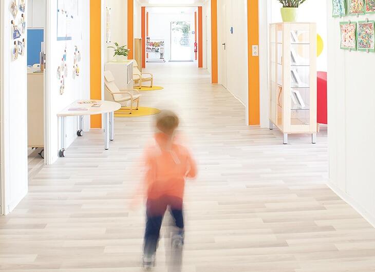 Korridormodul på en förskola med färgglada kontraster