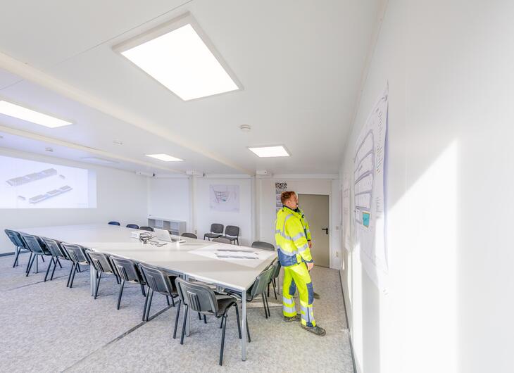 Mötesrum med bord och stolar