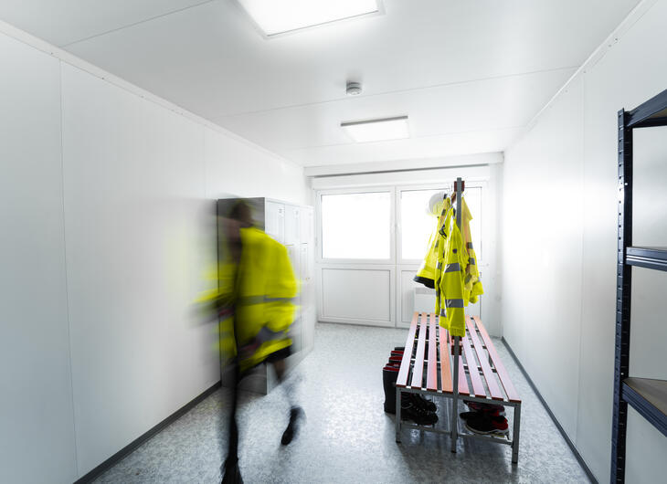 Omklädningsrum med bänkar och skåp