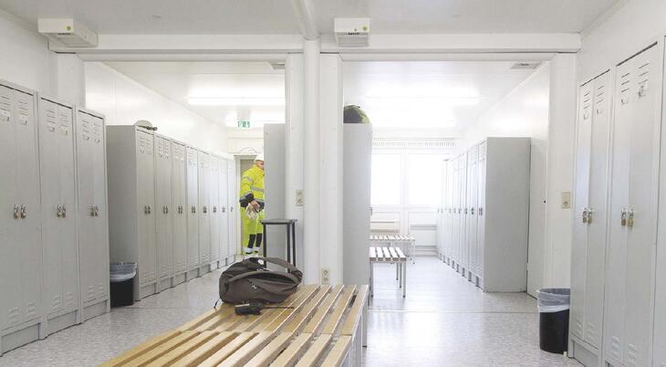 Omklädningsrum med bänkar och skåp