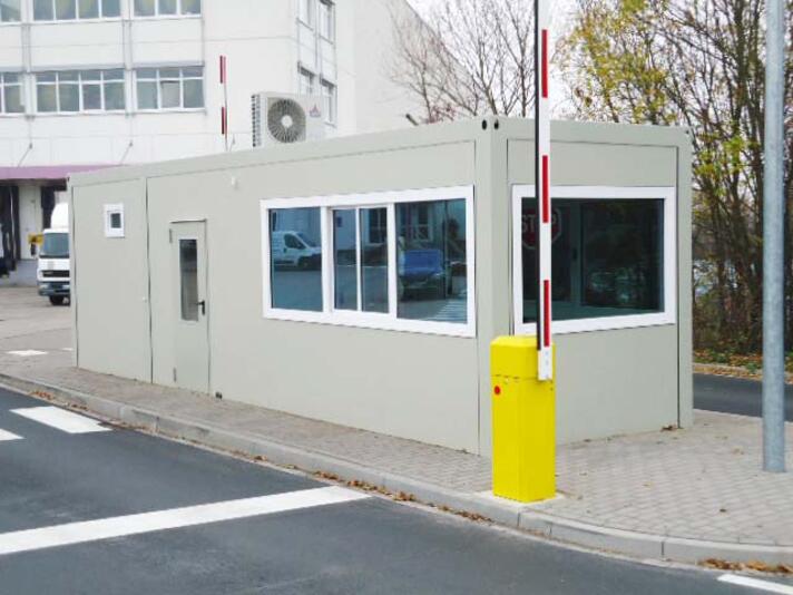 En större modul som fungerar som vaktpost vid infarten