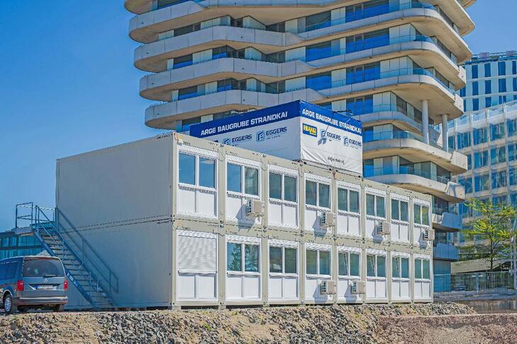 Moduler i två våningar med utvändig trappa