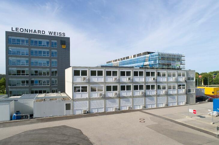 Stor modulanläggning i olika våningar