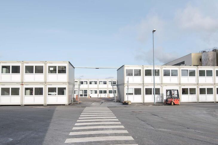 Modulby i två våningar med utvändiga trappor