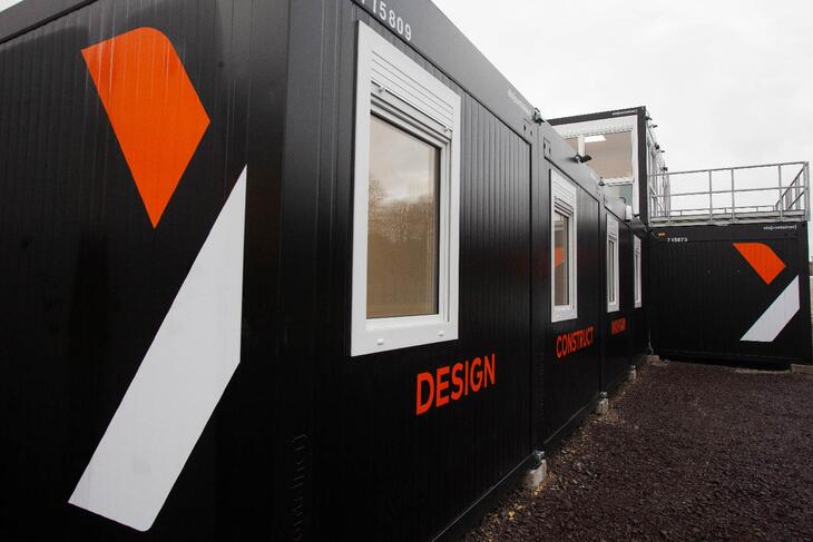 Brandad modulanläggning i svart med logotype