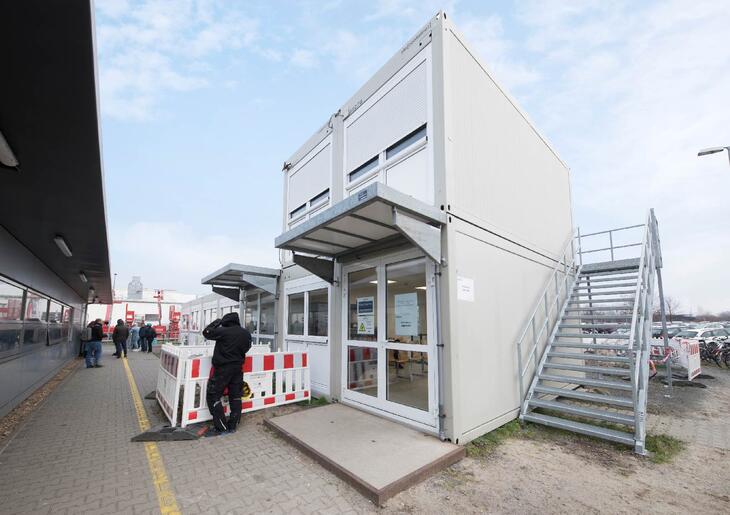 Modulanläggning i två våningar med trappa