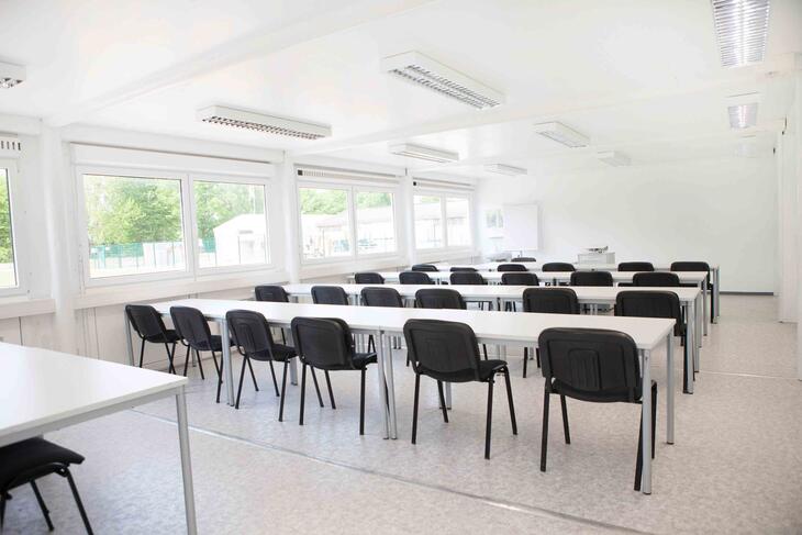 Lektionssal med bänkar och stolar