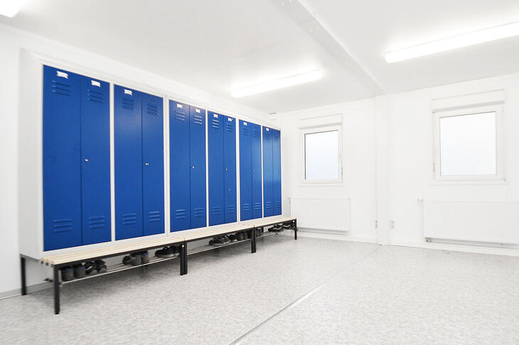 Klädskåp och bänkar i en modul