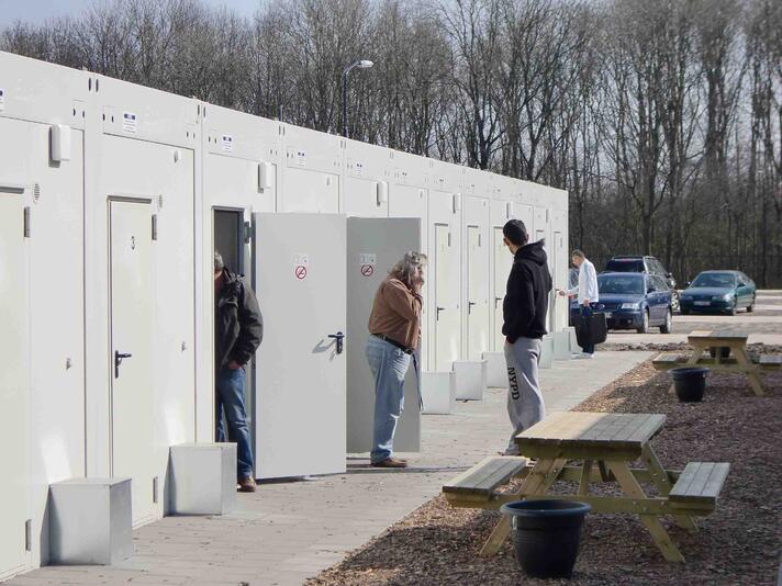 Rad med bostadsmoduler med egen ingång