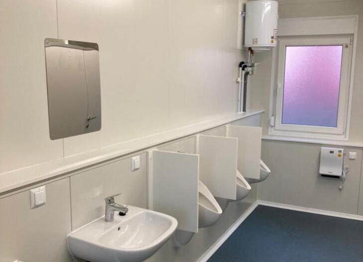 Sanitetsmodul med handfat och urinoarer