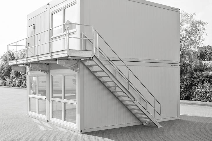 Moduler i två våningar med yttertrappa