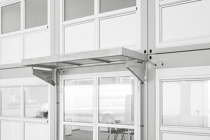 Takutsprång ovanför entrédörrarna