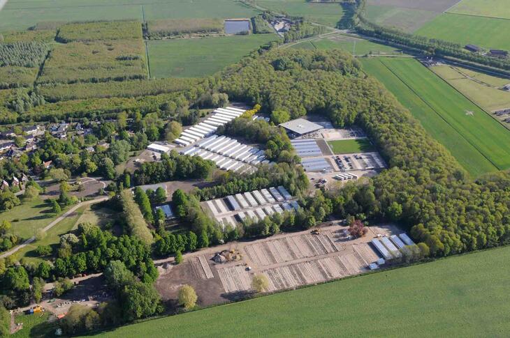 Flygfoto över en större bostadsanläggning på ett stort område