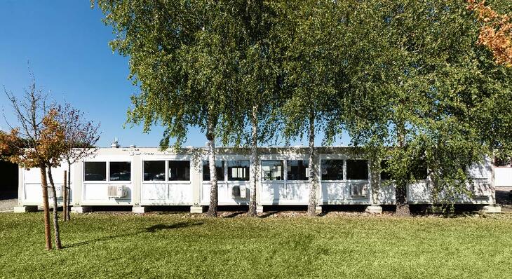 En rad med sammankopplade kontorsmoduler