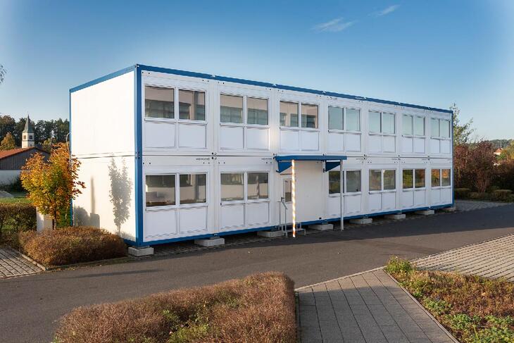 Vita kontorsmoduler med blå ram