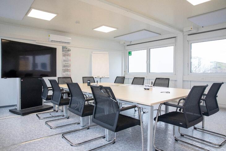 Kontorsmoduler med inrett mötesrum