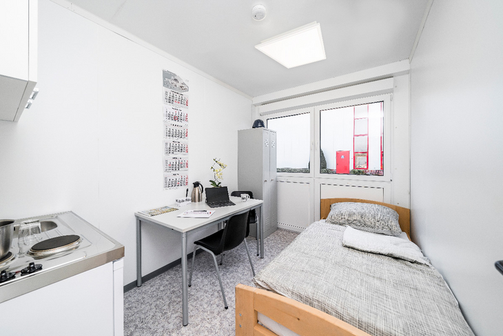 Bostadsmodul med pentry, säng, skåp, bord och stolar