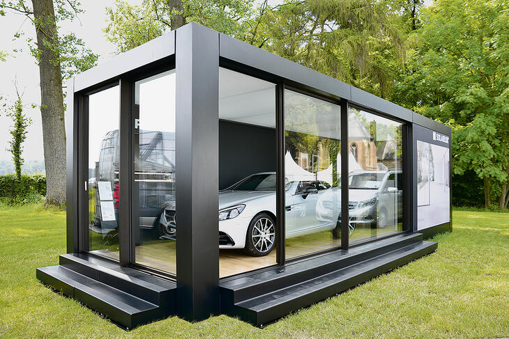 Showroom med glasväggar för fordon