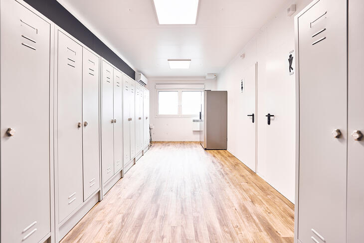 Mobila omklädningsrum med ljusa skåp