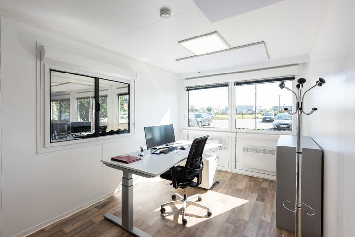 Enskilt arbetsrum med fönster in till övriga arbetsplatser Enskilt arbetsrum med fönster in till övriga arbetsplatser