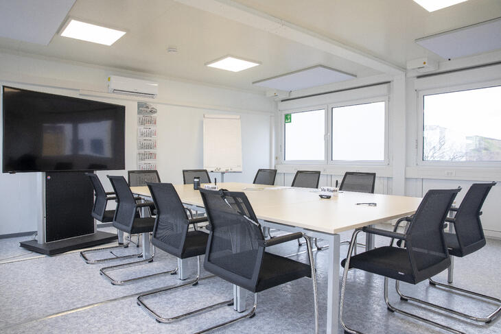 Mötesrum med bord, stolar och tv-skärm Mötesrum med bord, stolar och tv-skärm